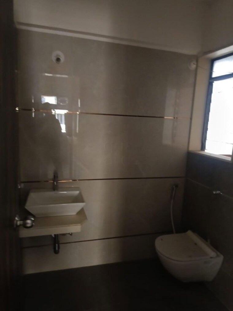 Bathroom, hubtown-hillcrest 2 Bedroom 1050 Sq.Ft. Apartment In Andheri East Mumbai 10637782