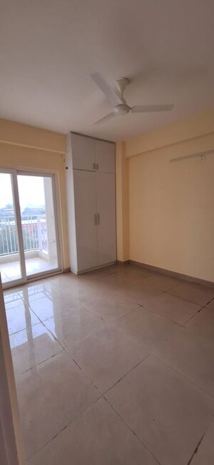 Room in 2 BHK Apartment at GLS Avenue 81, Sector 81 – for Rent