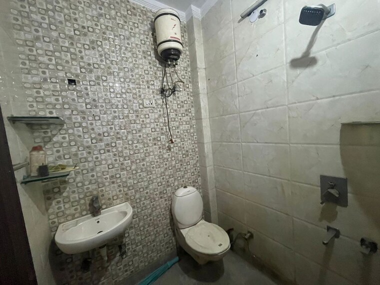 Bathroom, rohini sector 24 2 Bedroom 700 Sq.Ft. Builder Floor In Rohini Sector 24 Delhi 10637825