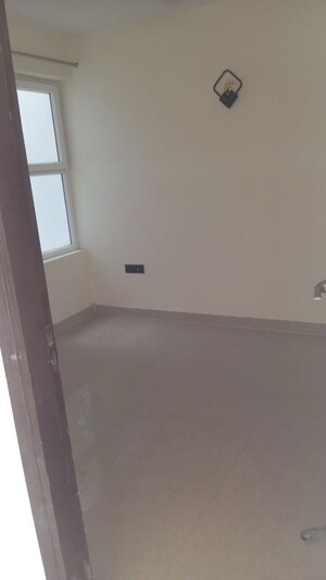 Room in 3 BHK Apartment at Govind Vihar – for Rent