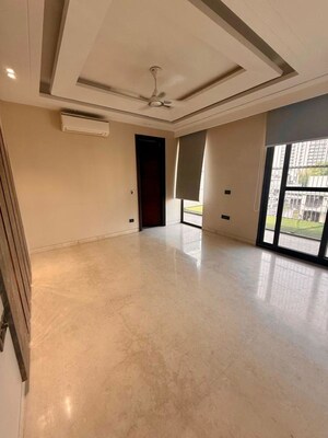 Room in 4 BHK Builder Floor at Dlf Phase ii – for Rent