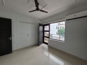 Room in 4 BHK Builder Floor at Dlf Phase ii – for Rent