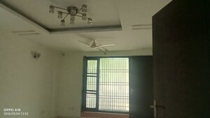 Room in 4 BHK Builder Floor at Janakpuri – for Rent