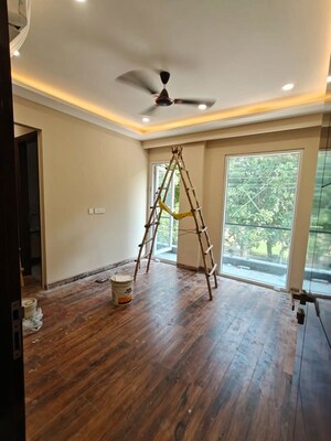 Room in 3 BHK Builder Floor at Dlf Phase ii – for Rent