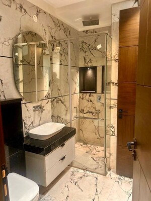 Team Area in 4 BHK Builder Floor at Dlf Phase ii – for Rent