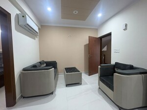Team Area in 3 BHK Builder Floor at Dlf Phase ii – for Rent