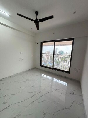 Room in 3 BHK Apartment at Hum Solaris, Kandivali West – for Rent