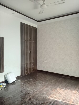 Room in 2 BHK Apartment at Mapsko Paradise, Sector 83 – for Rent