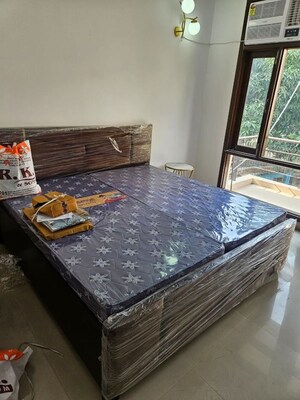 Bedroom in 3 BHK Builder Floor at Dlf Phase ii – for Rent
