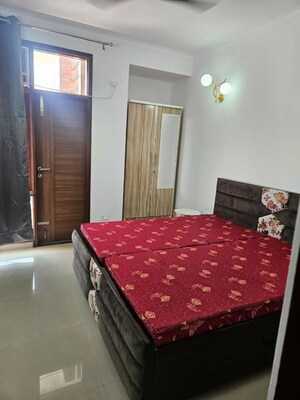 Bedroom in 3 BHK Builder Floor at Dlf Phase ii – for Rent