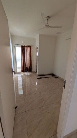 Room in 3 BHK Builder Floor at Gaur Yamuna City 16th Park View, Gaur Yamuna City – for Rent