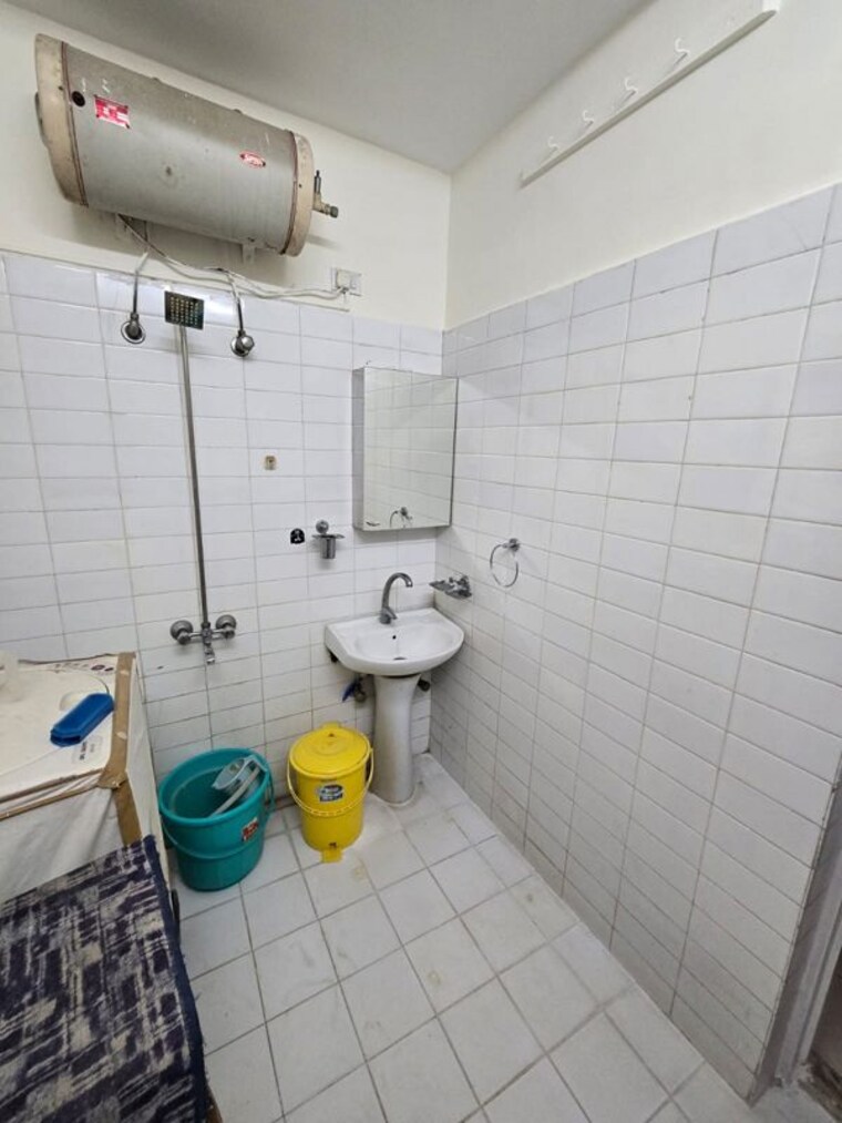 Bathroom, bandra west 1.5 Bedroom 600 Sq.Ft. Apartment In Bandra West Mumbai 10638319