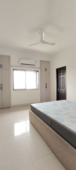 Room in 4 BHK Apartment at Shankar Nagar – for Rent