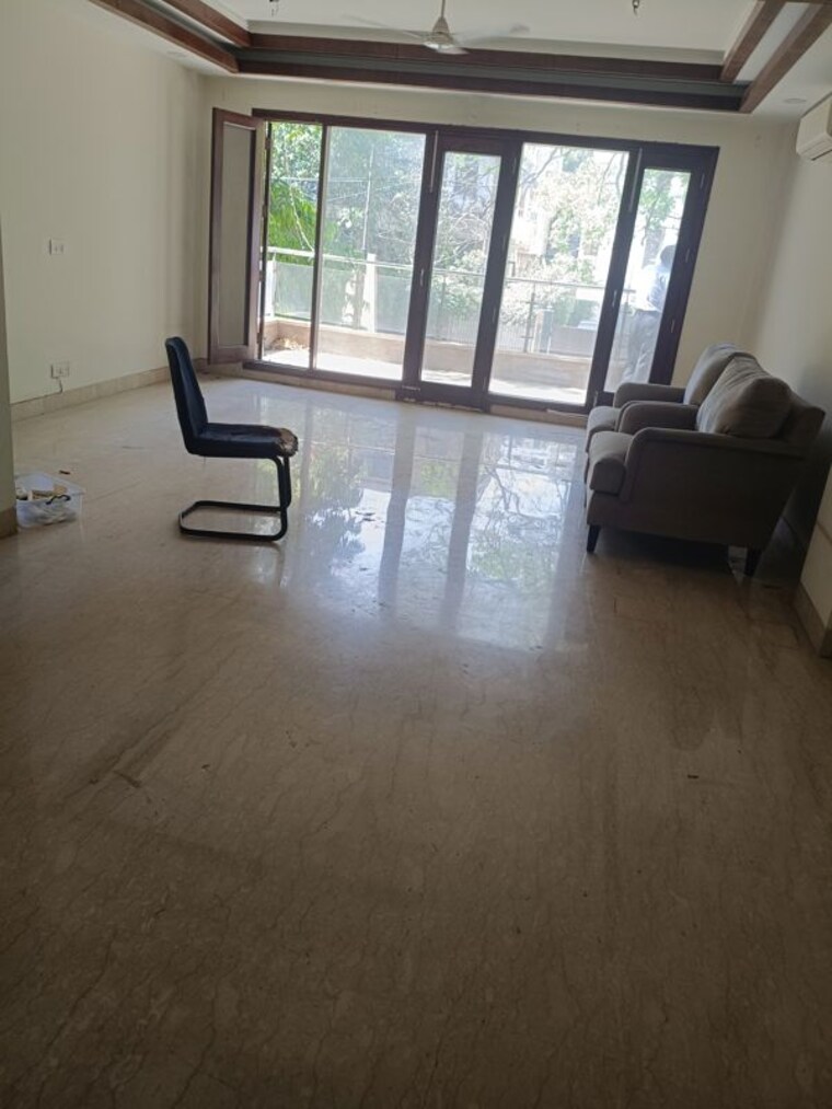 Living Room, new friends colony 4 Bedroom 500 Sq.Yd. Builder Floor In New Friends Colony Delhi 10638337