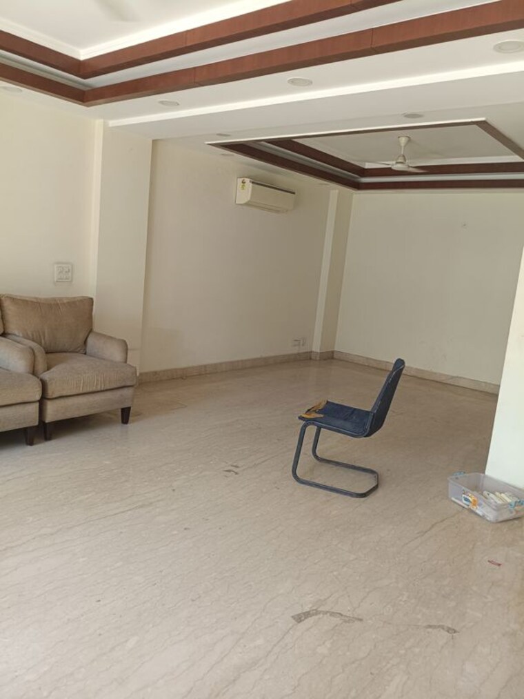 Team Area, new friends colony 4 Bedroom 500 Sq.Yd. Builder Floor In New Friends Colony Delhi 10638337