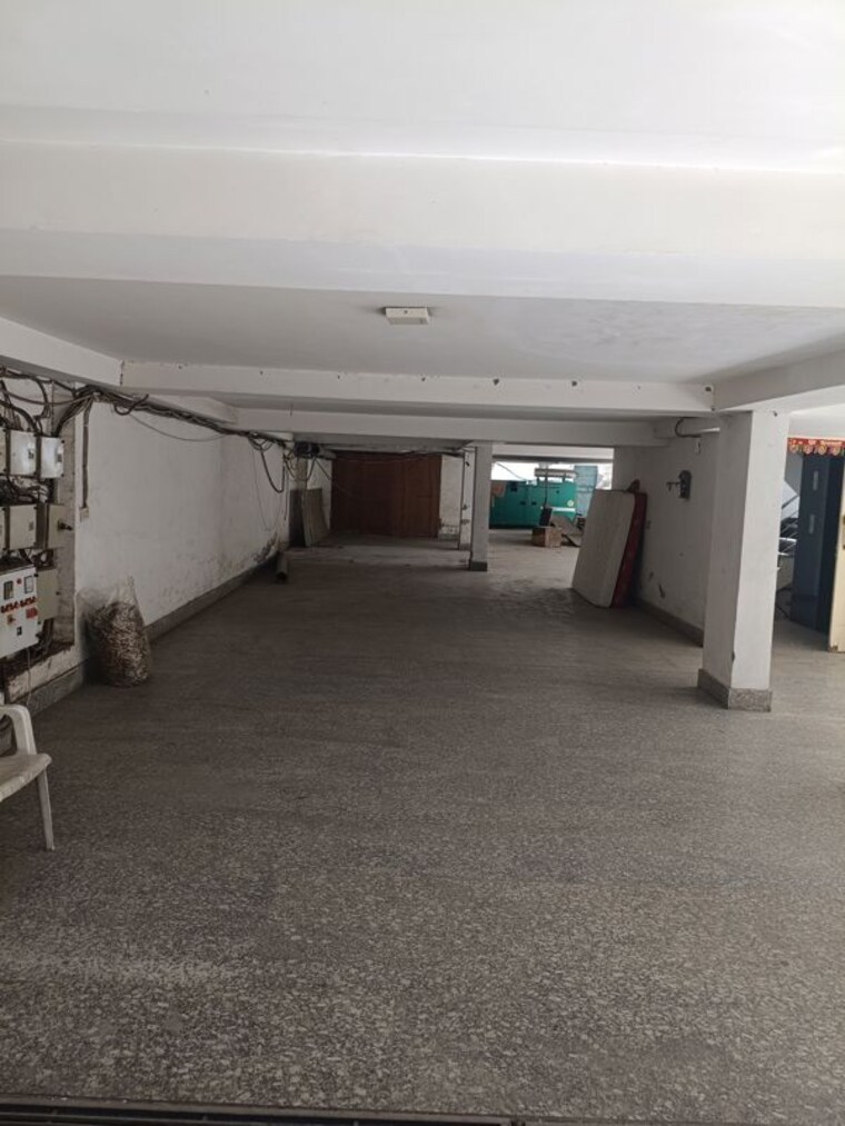  Parking, new friends colony 4 Bedroom 500 Sq.Yd. Builder Floor In New Friends Colony Delhi 10638337