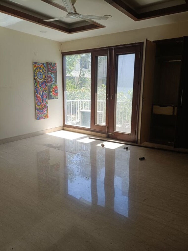 Room, new friends colony 4 Bedroom 500 Sq.Yd. Builder Floor In New Friends Colony Delhi 10638337