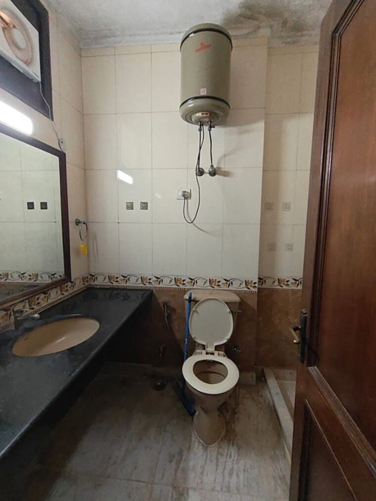 Bathroom, kailash colony 3 Bedroom 208 Sq.Ft. Builder Floor In Kailash Colony Delhi 10638442