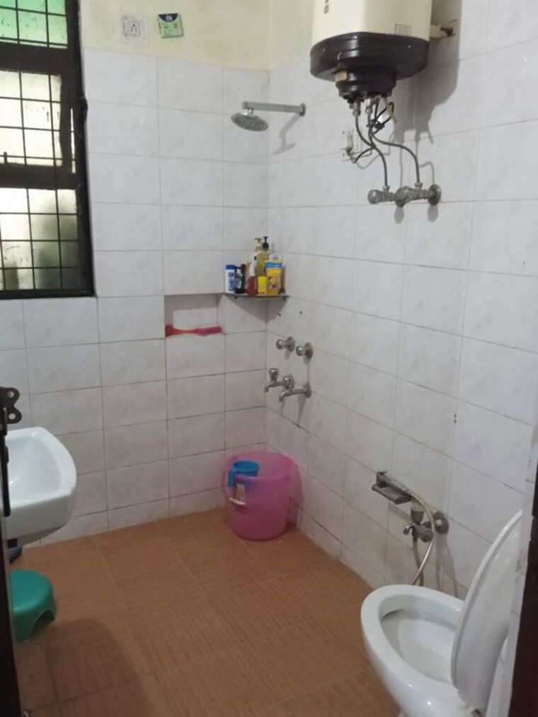 Bathroom, smart-world-orchard 3 Bedroom 1712 Sq.Ft. Builder Floor In Sector 61 Gurgaon 10638457