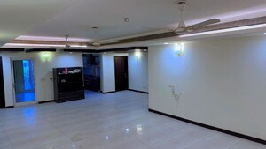 Room in 5 BHK Builder Floor at Dlf Phase ii – for Rent