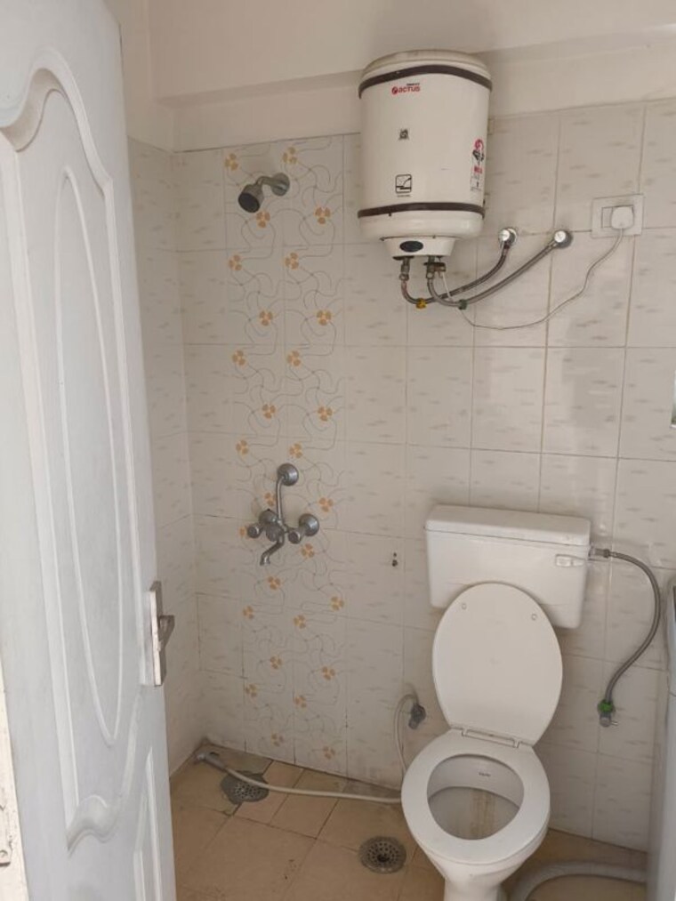 Bathroom, shree-vardhman-mantra 2 Bedroom 800 Sq.Ft. Apartment In Sector 67 Gurgaon 10638461