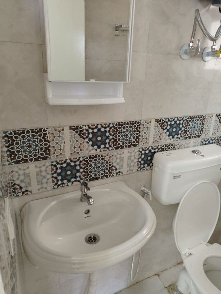 Bathroom, smart-world-orchard 2.5 Bedroom 1200 Sq.Ft. Builder Floor In Sector 61 Gurgaon 10638479
