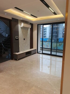 Room in 3 BHK Builder Floor at Smart World Orchard, Sector 61 – for Rent