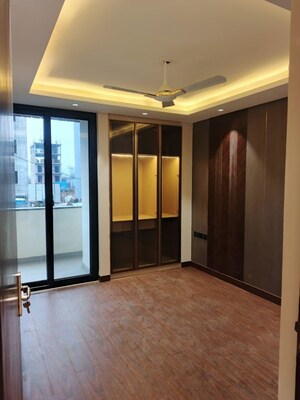Room in 3 BHK Builder Floor at Smart World Orchard, Sector 61 – for Rent