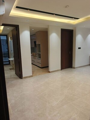 Room in 3 BHK Builder Floor at Smart World Orchard, Sector 61 – for Rent