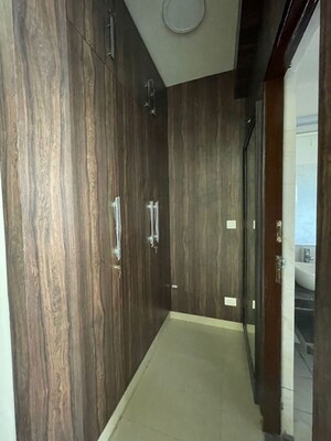 Building Lobby in 5 BHK Builder Floor at Dlf Phase ii – for Rent