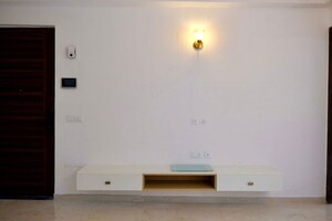 Furnished Amenities in 3 BHK Apartment at Smart World Orchard, Sector 61 – for Rent