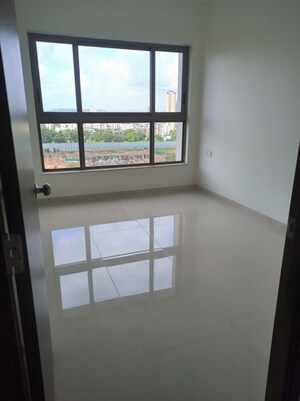 Room in 2 BHK Apartment at Kalpataru Paramount, Kapur Bawdi – for Rent