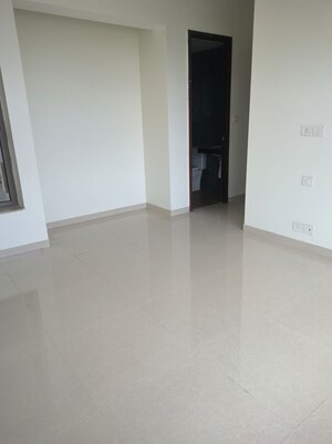 Room in 2 BHK Apartment at Kalpataru Paramount, Kapur Bawdi – for Rent