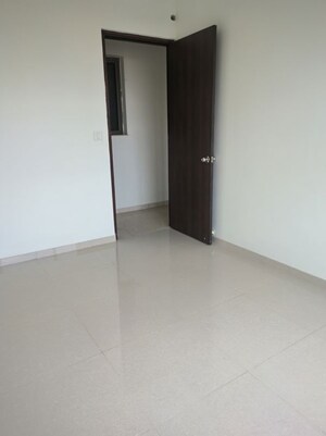 Room in 2 BHK Apartment at Kalpataru Paramount, Kapur Bawdi – for Rent