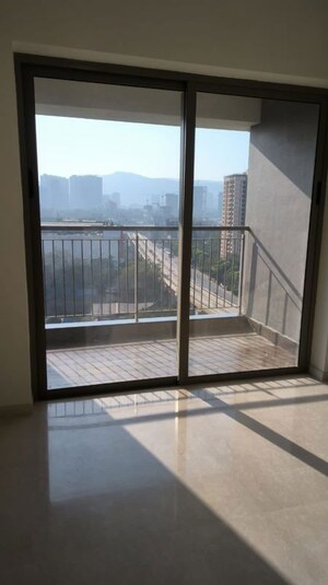 Room in 2 BHK Apartment at Kalpataru Paramount, Kapur Bawdi – for Rent