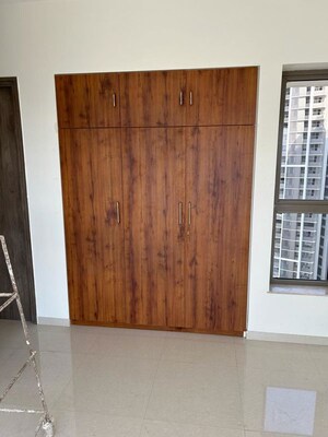 Room in 2 BHK Apartment at Kalpataru Paramount, Kapur Bawdi – for Rent