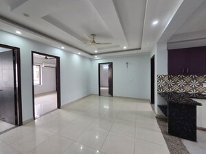 Room in 4 BHK Builder Floor at DLF Oakwood Estate, Dlf Phase ii – for Rent