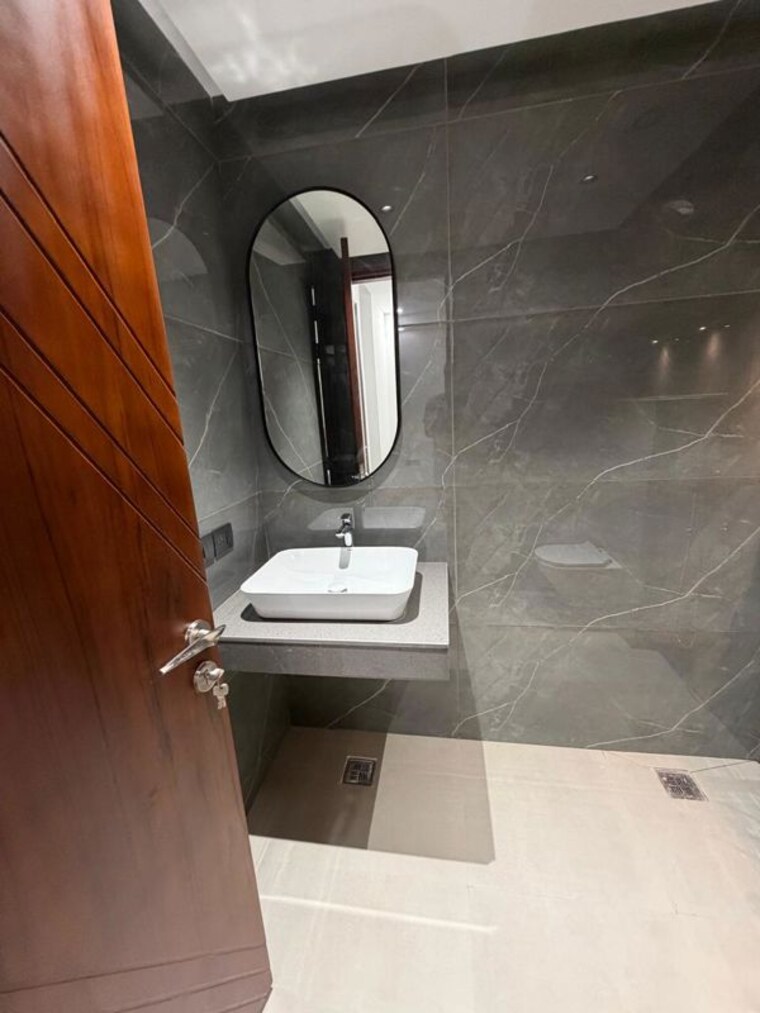 Bathroom, dlf-oakwood-estate 4 Bedroom 4000 Sq.Ft. Builder Floor In Dlf Phase ii Gurgaon 10638530