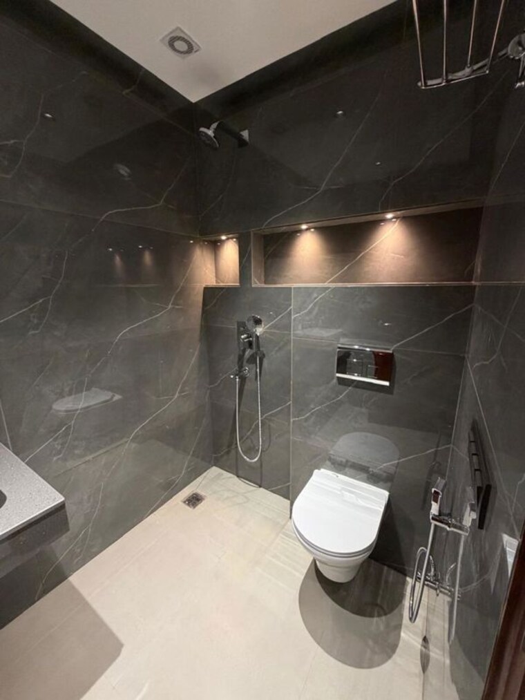 Bathroom, dlf-gateway-tower 4 Bedroom 8000 Sq.Ft. Builder Floor In Dlf Phase ii Gurgaon 10638558