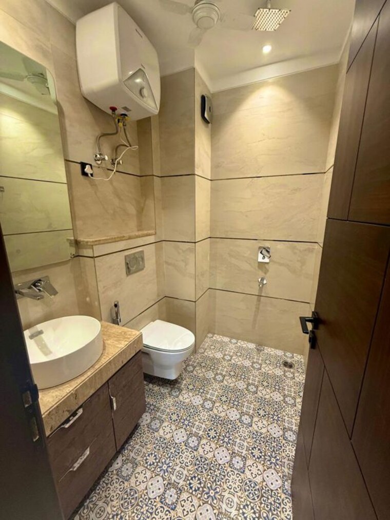 Bathroom, dlf phase ii 3 Bedroom 215 Sq.Yd. Builder Floor In Dlf Phase ii Gurgaon 10638591