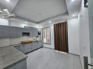Room in 3 BHK Builder Floor at Dlf Phase ii – for Rent