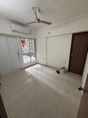 Room in 2 BHK Apartment at Lodha Amara, Kolshet Road – for Rent