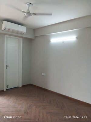 Room in 3 BHK Apartment at Signature Global City 63A, Sector 63a – for Rent