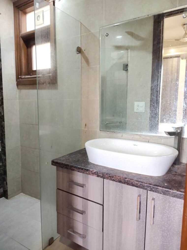 Bathroom, chittaranjan park 3 Bedroom 165 Sq.Yd. Builder Floor In Chittaranjan Park Delhi 10638722