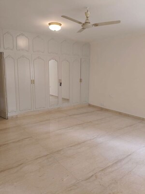 Room in 4 BHK Builder Floor at Panchsheel Park – for Rent