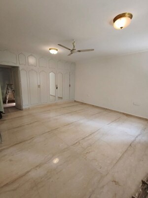 Room in 4 BHK Builder Floor at Panchsheel Park – for Rent