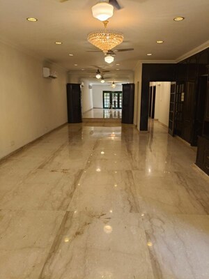 Room in 4 BHK Builder Floor at Panchsheel Park – for Rent