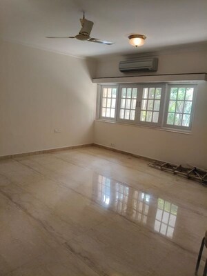 Room in 4 BHK Builder Floor at Panchsheel Park – for Rent