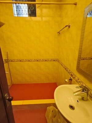 Furnished Amenities in 4 BHK Builder Floor at Panchsheel Park – for Rent