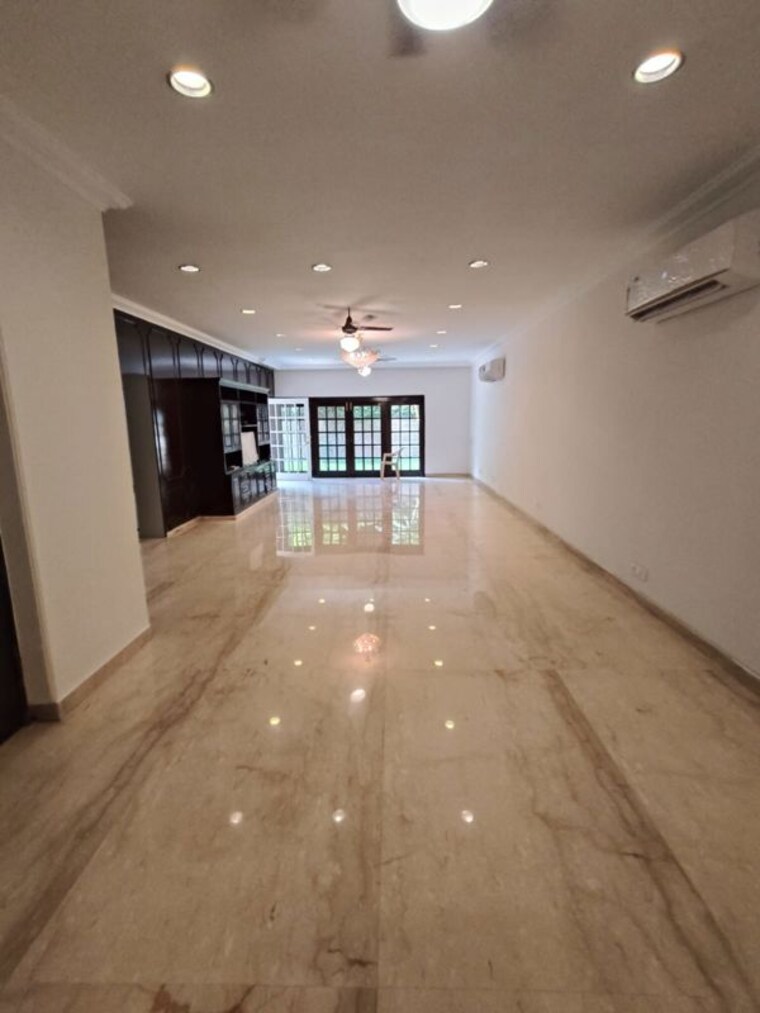 Room, panchsheel park 4 Bedroom 500 Sq.Yd. Builder Floor In Panchsheel Park Delhi 10638926